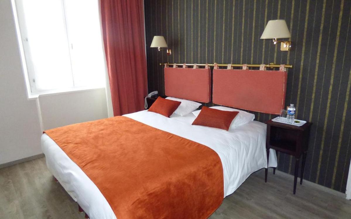 Logis Au Grand Hotel Et Son Restaurant Mayenne Exterior photo