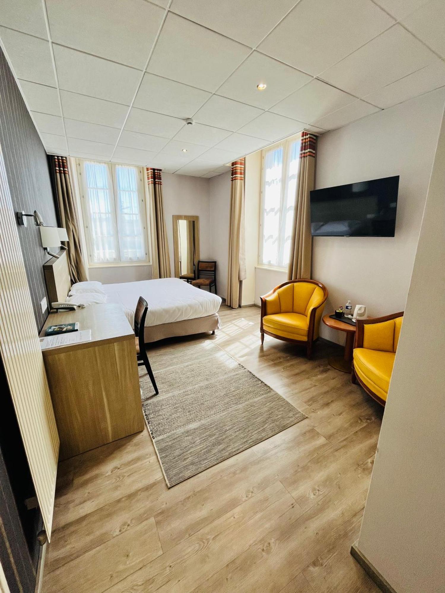 Logis Au Grand Hotel Et Son Restaurant Mayenne Exterior photo