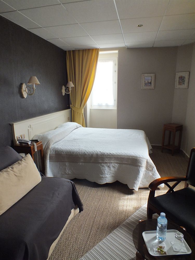 Logis Au Grand Hotel Et Son Restaurant Mayenne Exterior photo
