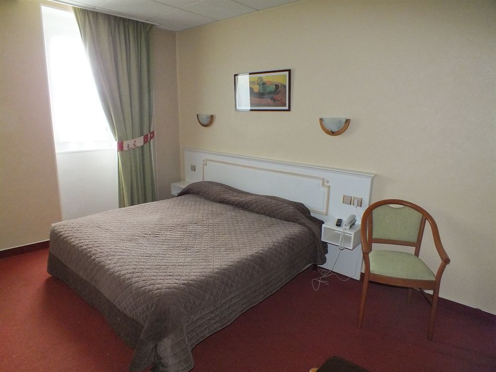 Logis Au Grand Hotel Et Son Restaurant Mayenne Exterior photo