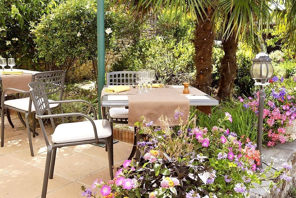 Logis Au Grand Hotel Et Son Restaurant Mayenne Exterior photo