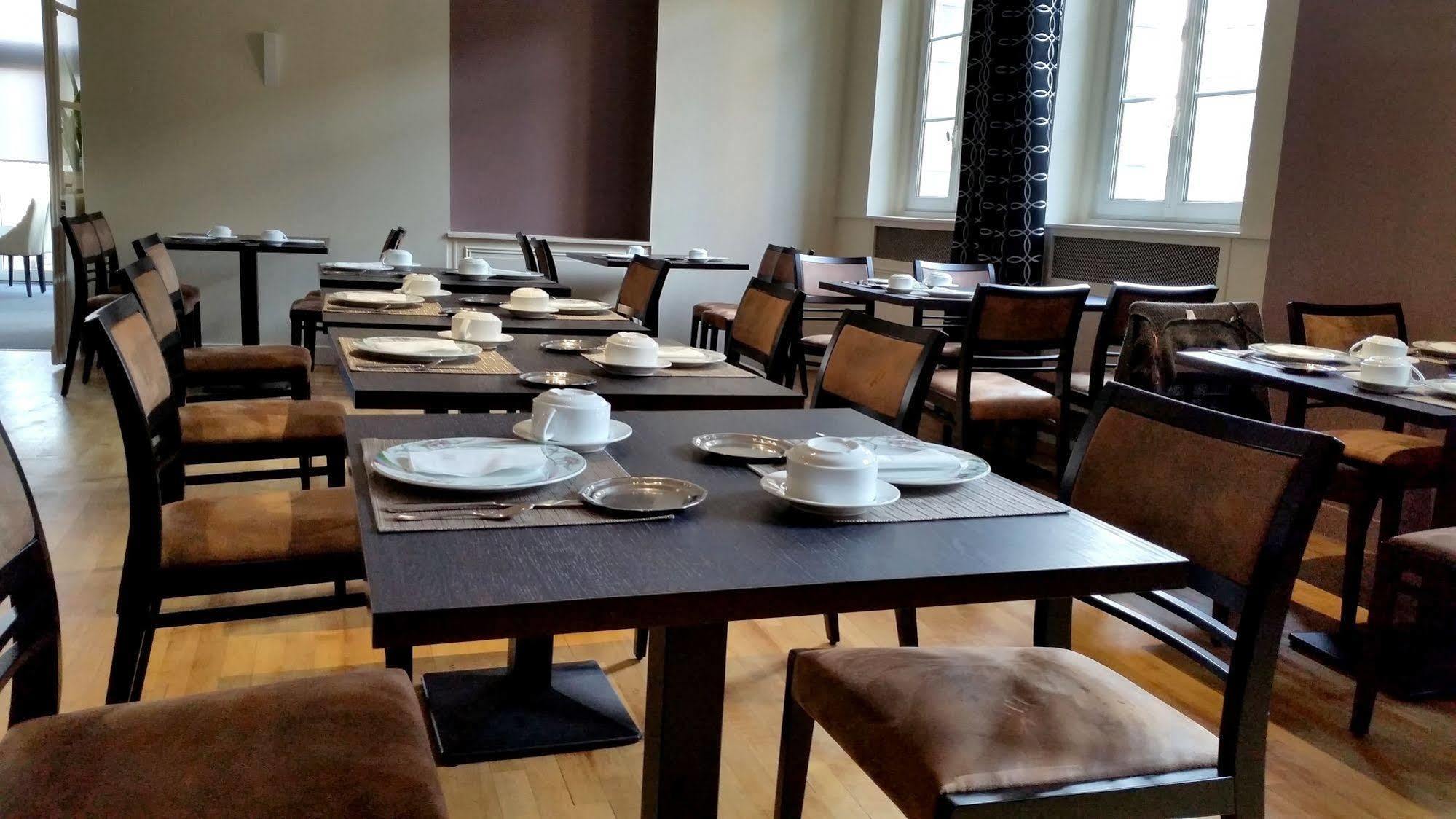 Logis Au Grand Hotel Et Son Restaurant Mayenne Exterior photo