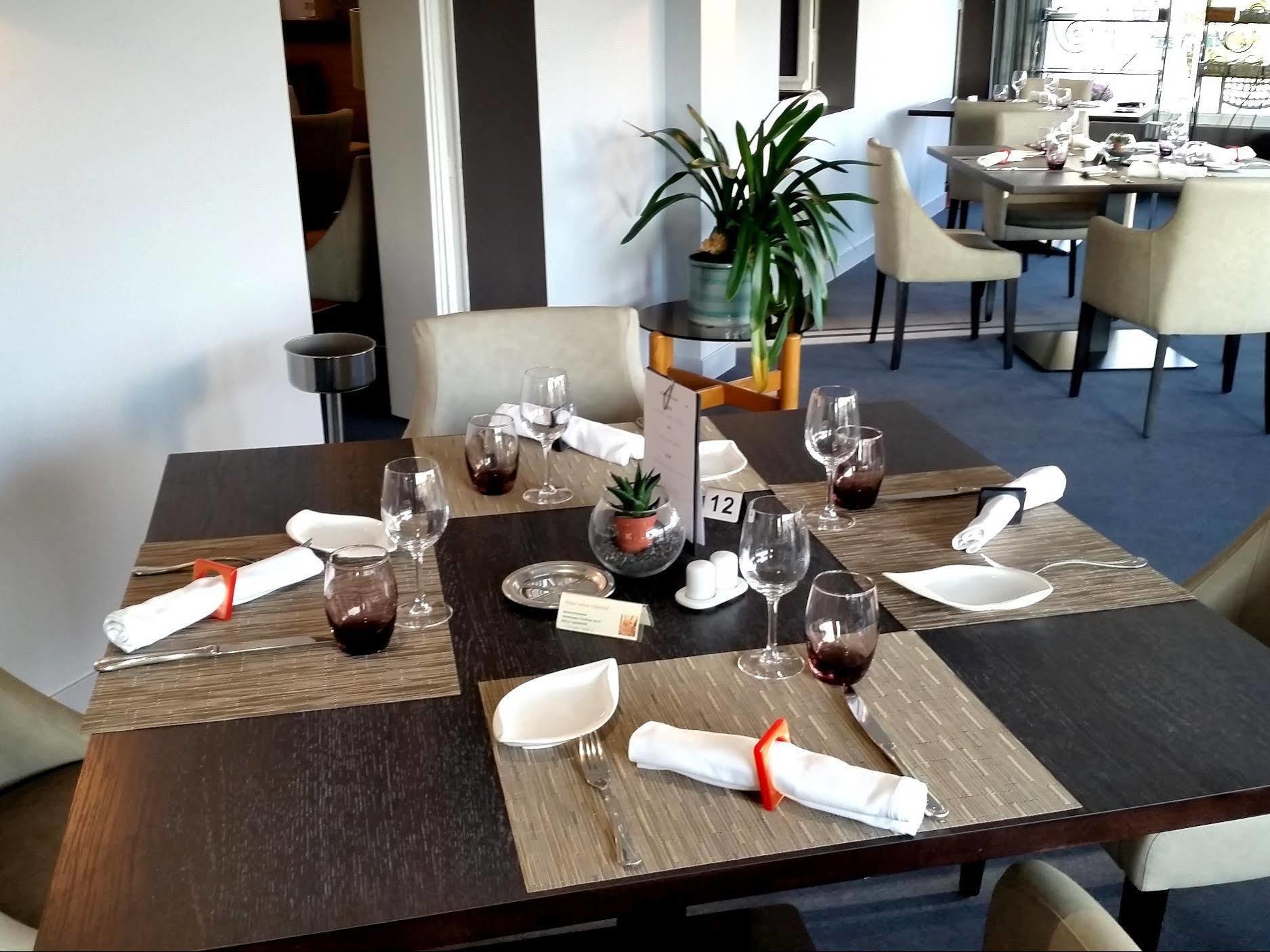 Logis Au Grand Hotel Et Son Restaurant Mayenne Exterior photo