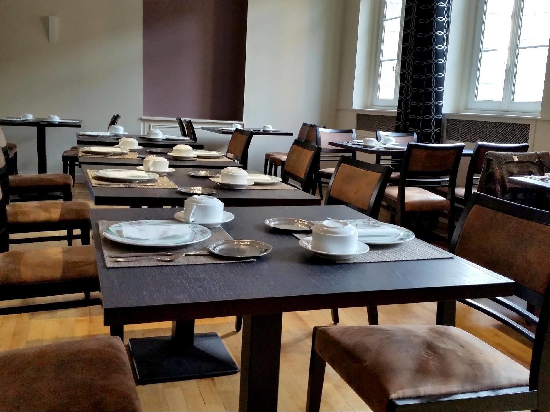 Logis Au Grand Hotel Et Son Restaurant Mayenne Exterior photo