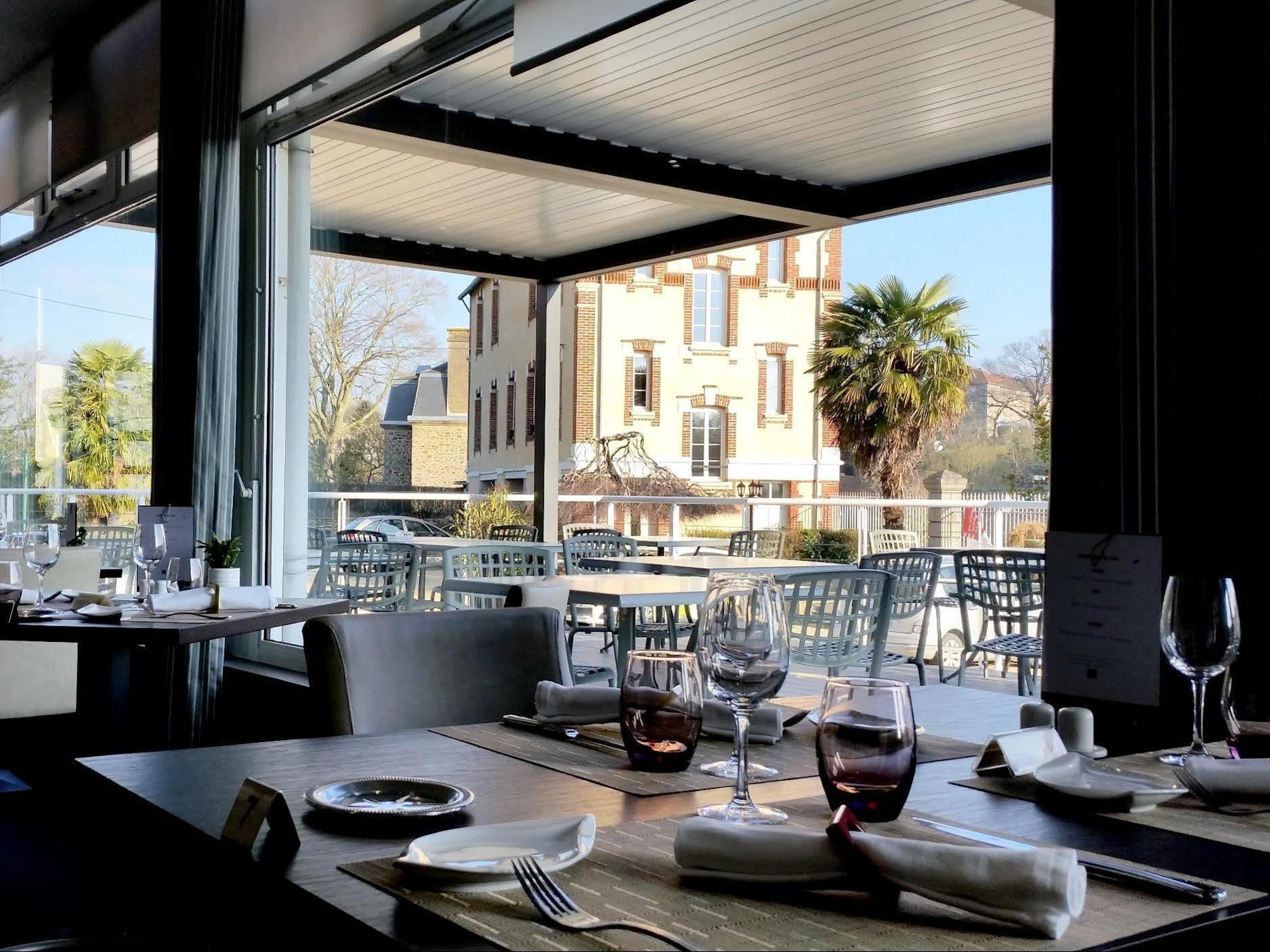 Logis Au Grand Hotel Et Son Restaurant Mayenne Exterior photo